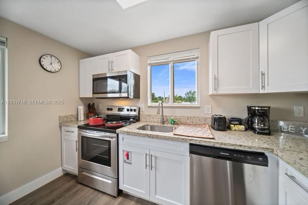 HOLLYWOOD PARK - Residential Lease