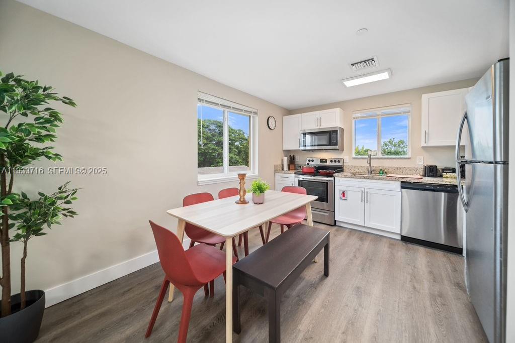 HOLLYWOOD PARK - Residential Lease