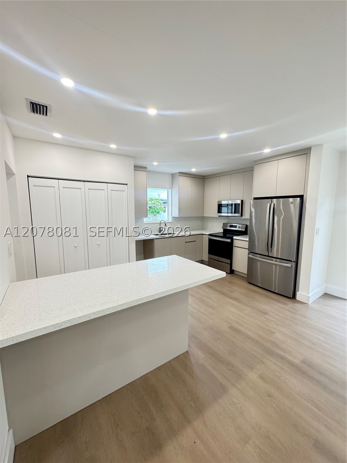 1115 W 51st Pl