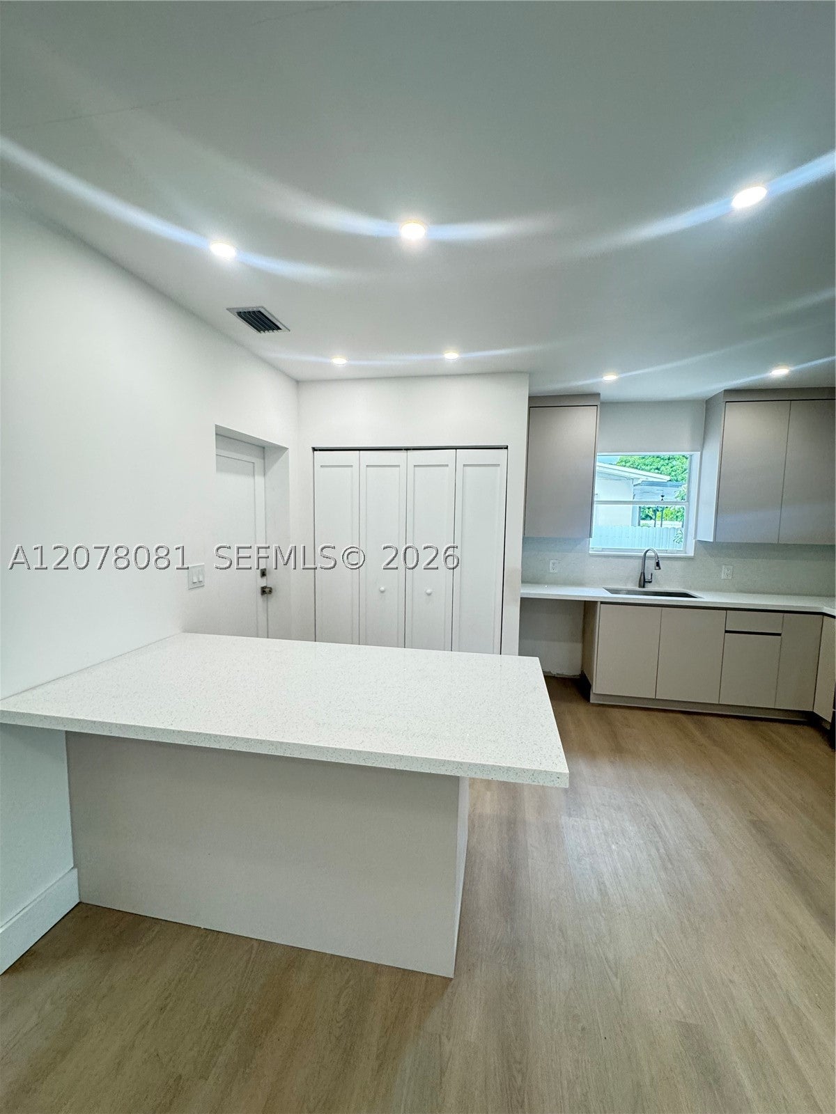 1115 W 51st Pl
