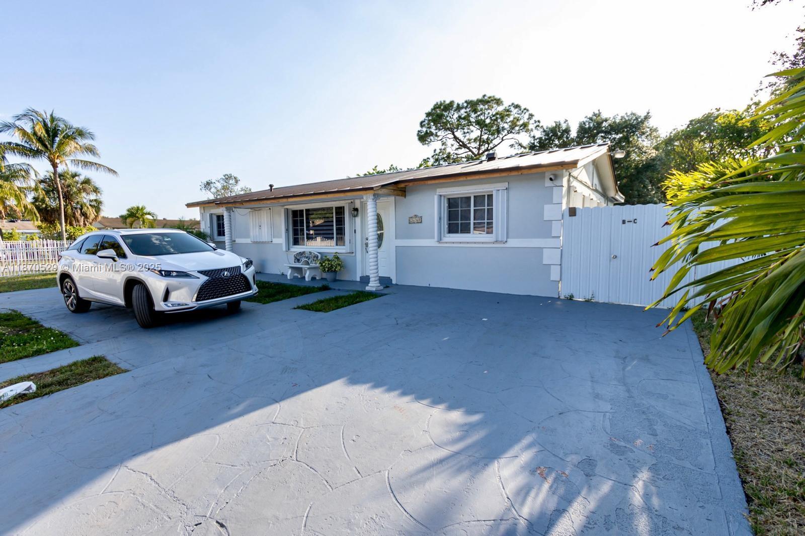 Beautiful efficiency, fenced backyard for additional privacy. Great location close to major highways, restaurants, Hard Rock Café, and more.