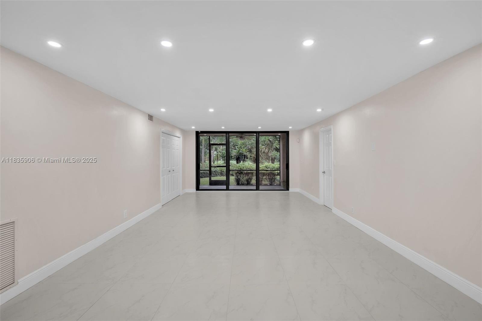 250 E Royal Palm Rd 1C