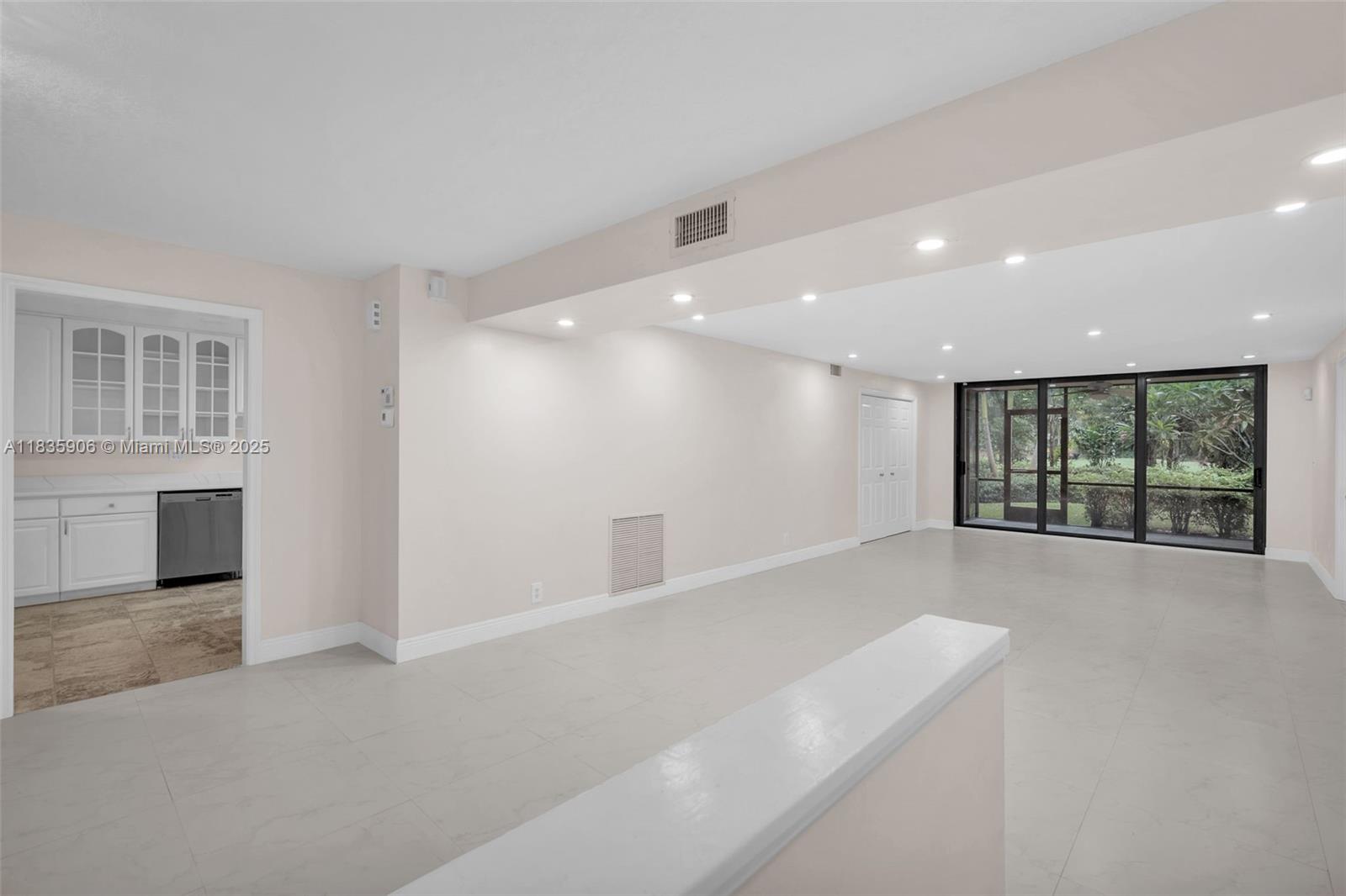 250 E Royal Palm Rd 1C