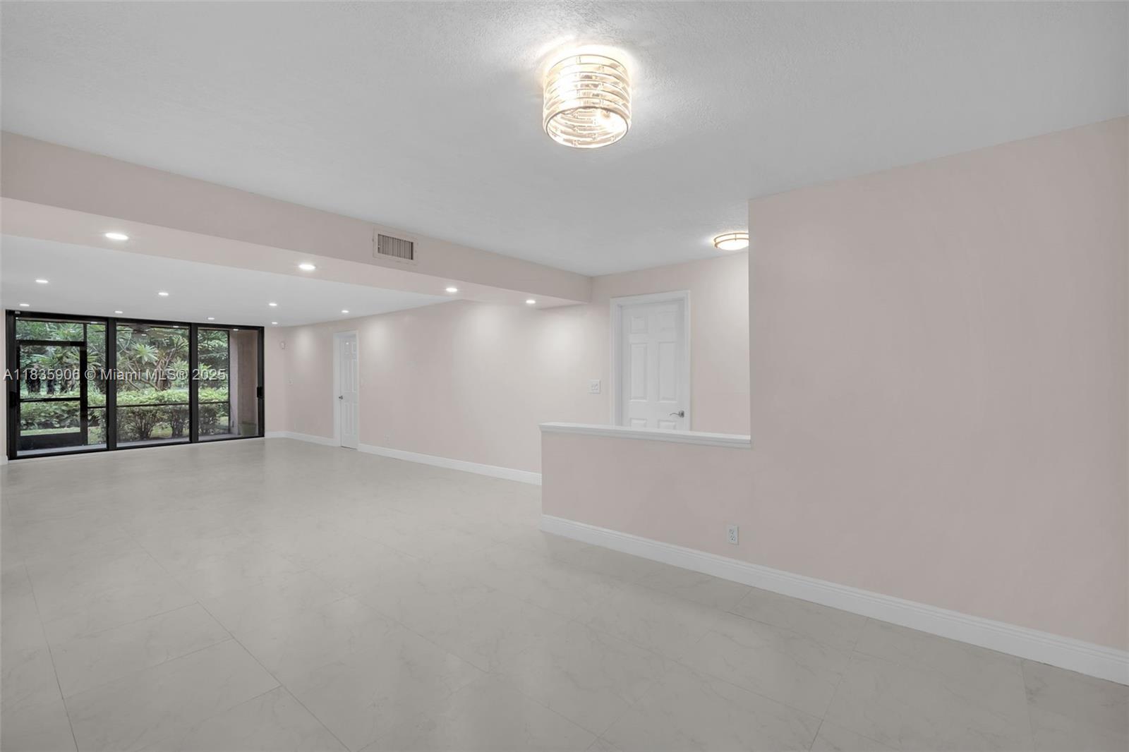 250 E Royal Palm Rd 1C
