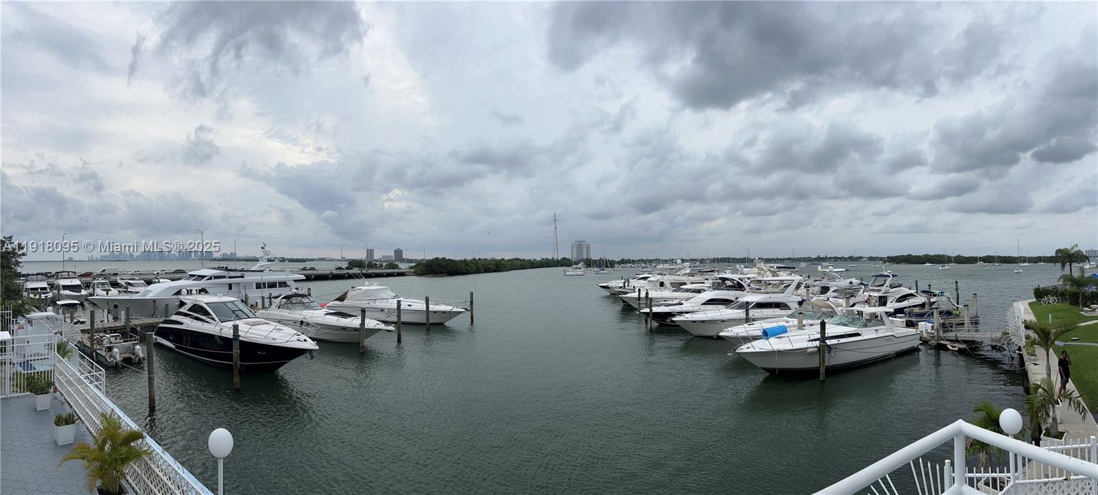 BAYSHORE YACHT & TENNIS C - Residential