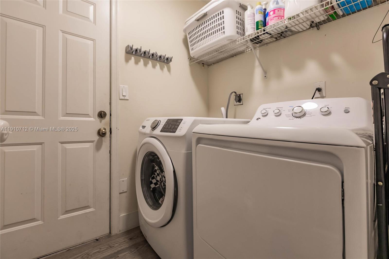 REPLAT OF COUNTRY LAKES - Residential