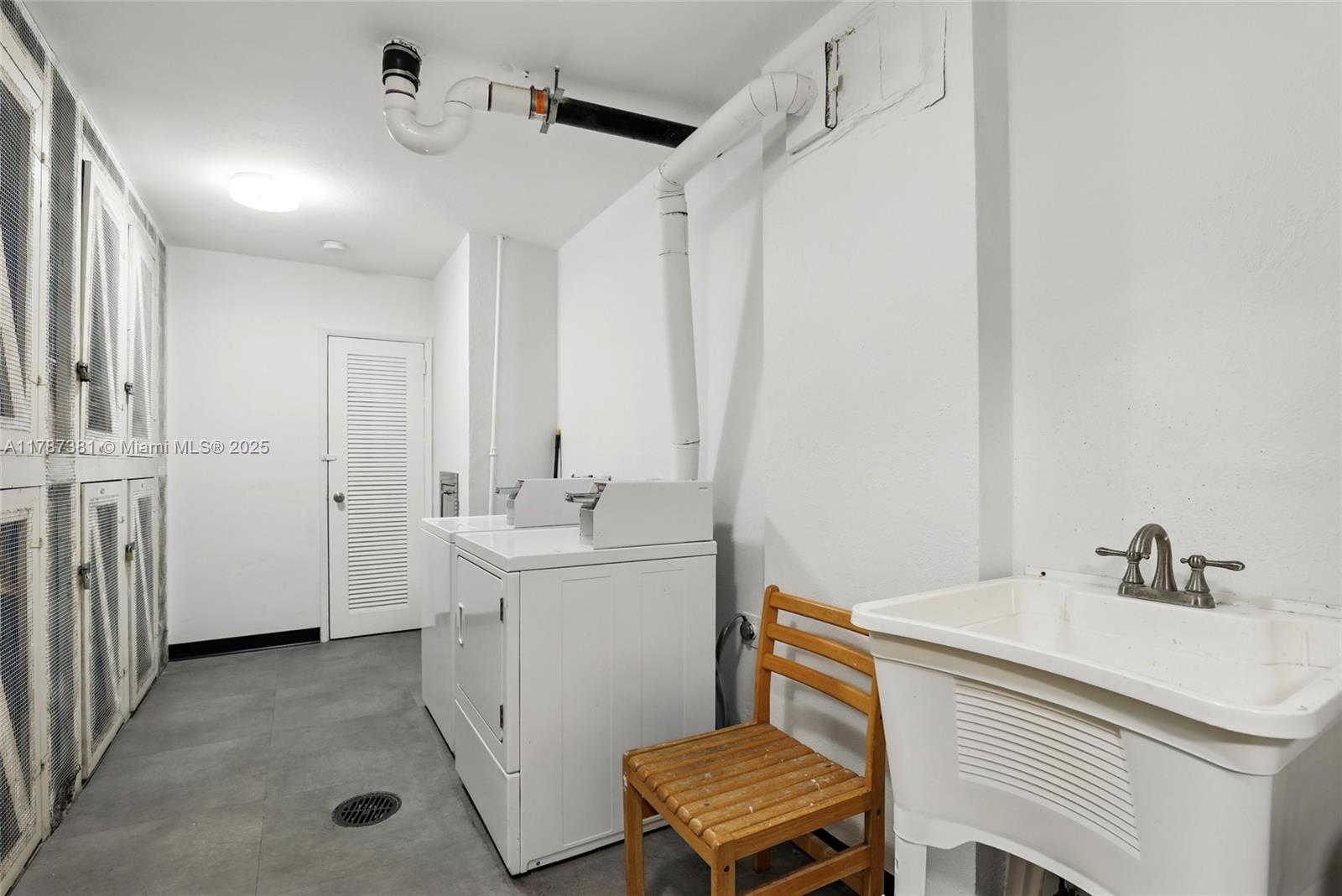 CORAL LAKE TOWER CONDO - Residential