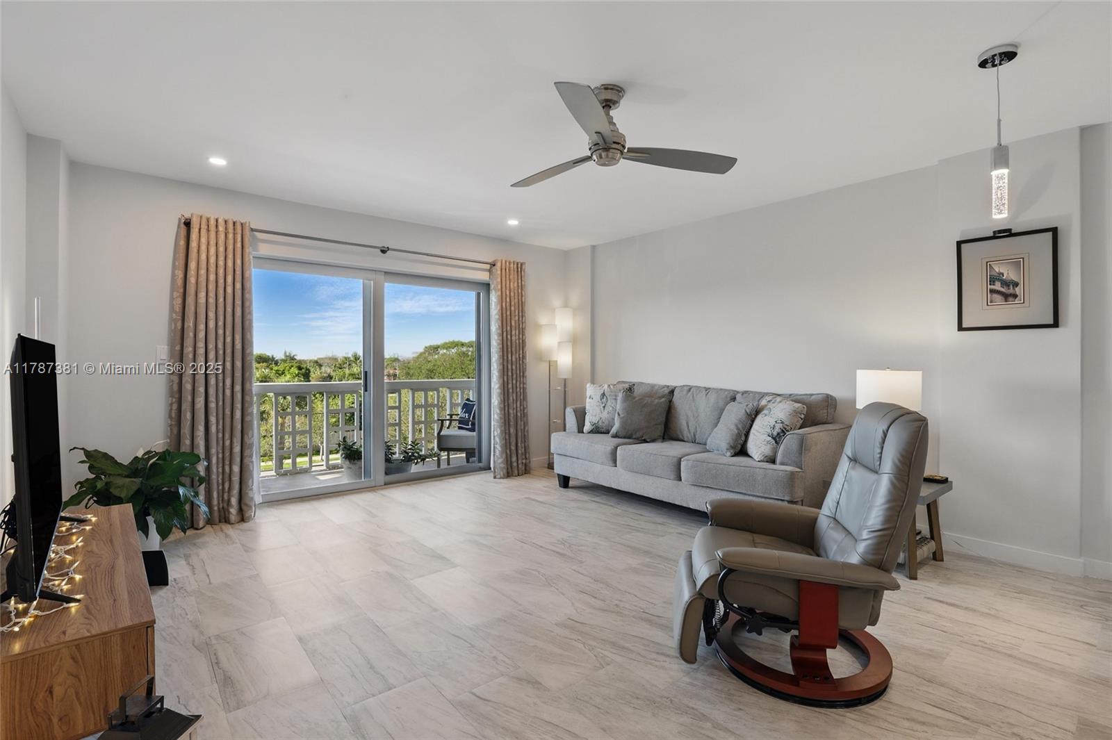 CORAL LAKE TOWER CONDO - Residential