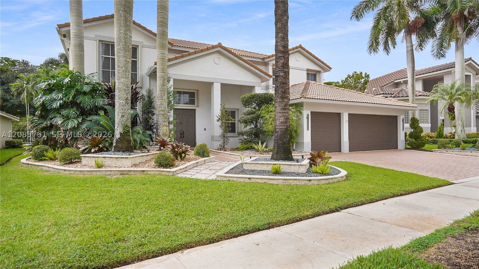 1606 Victoria Pointe Cir, Weston FL 33327