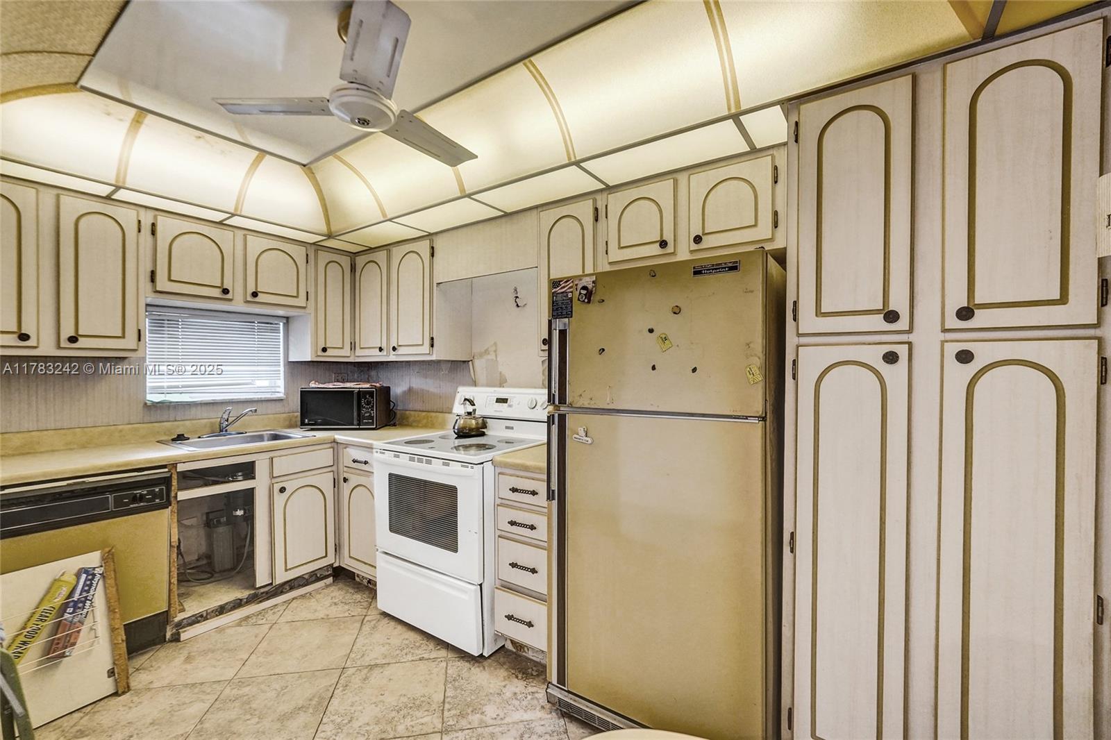 HOLLYBROOK GOLF & TENNIS - Residential