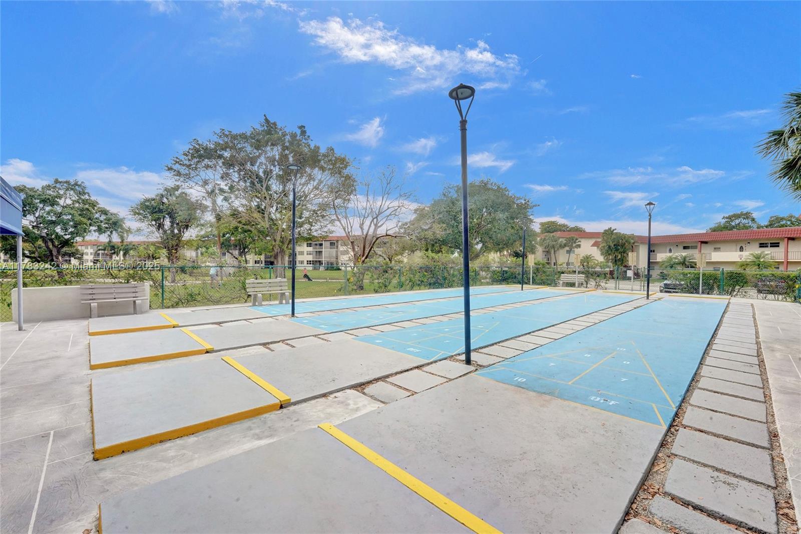 HOLLYBROOK GOLF & TENNIS - Residential