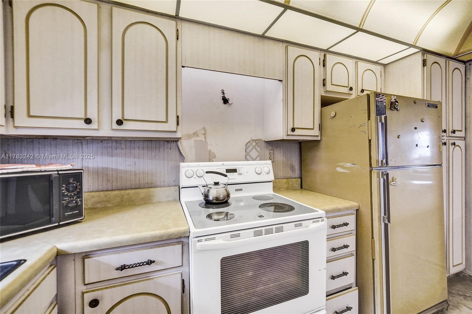 HOLLYBROOK GOLF & TENNIS - Residential