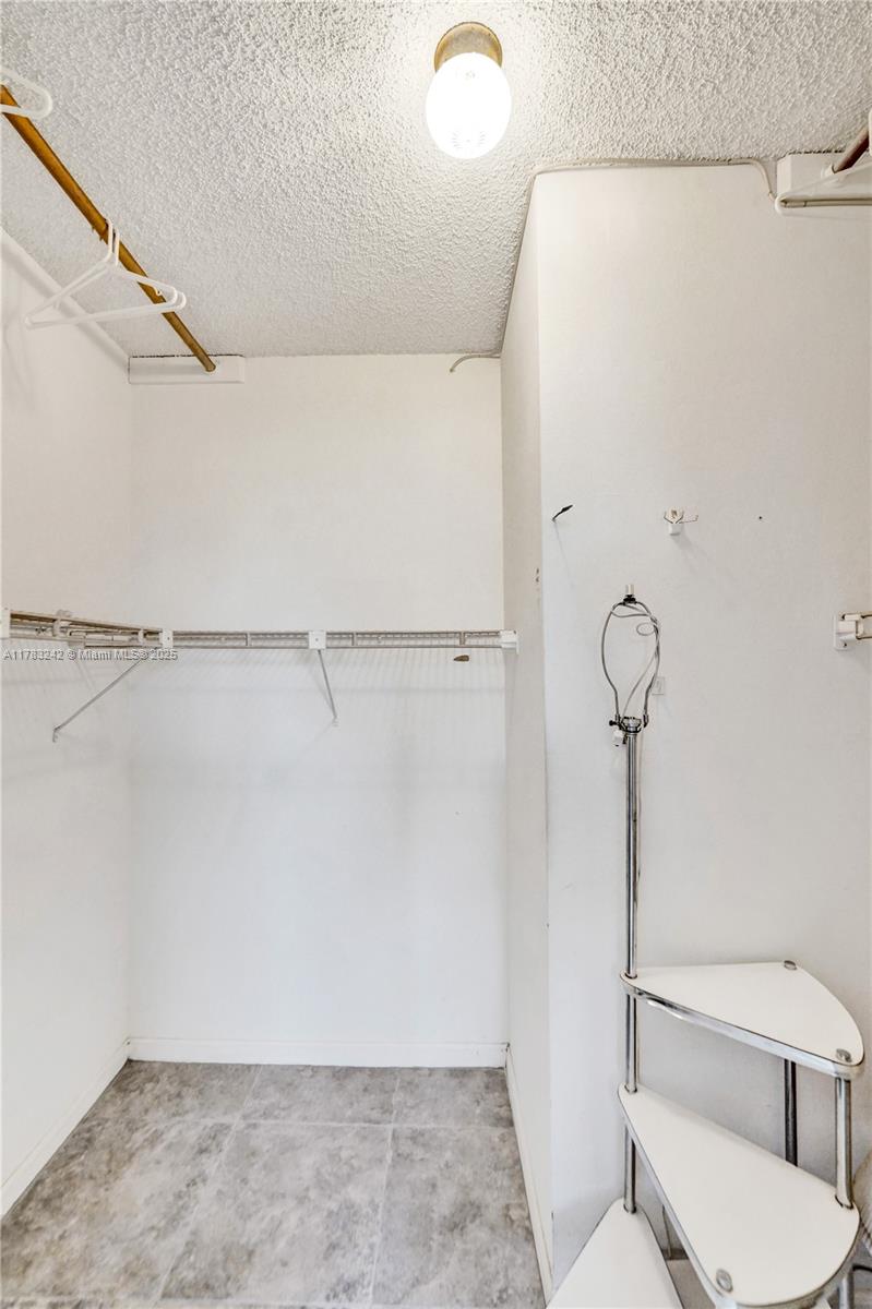 HOLLYBROOK GOLF & TENNIS - Residential