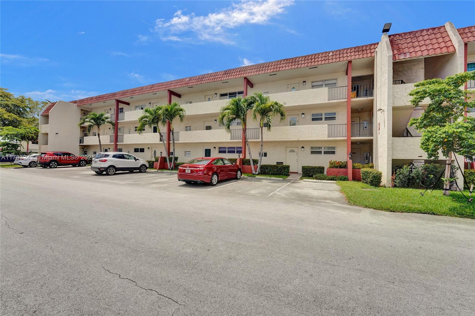 HOLLYBROOK GOLF & TENNIS - Residential