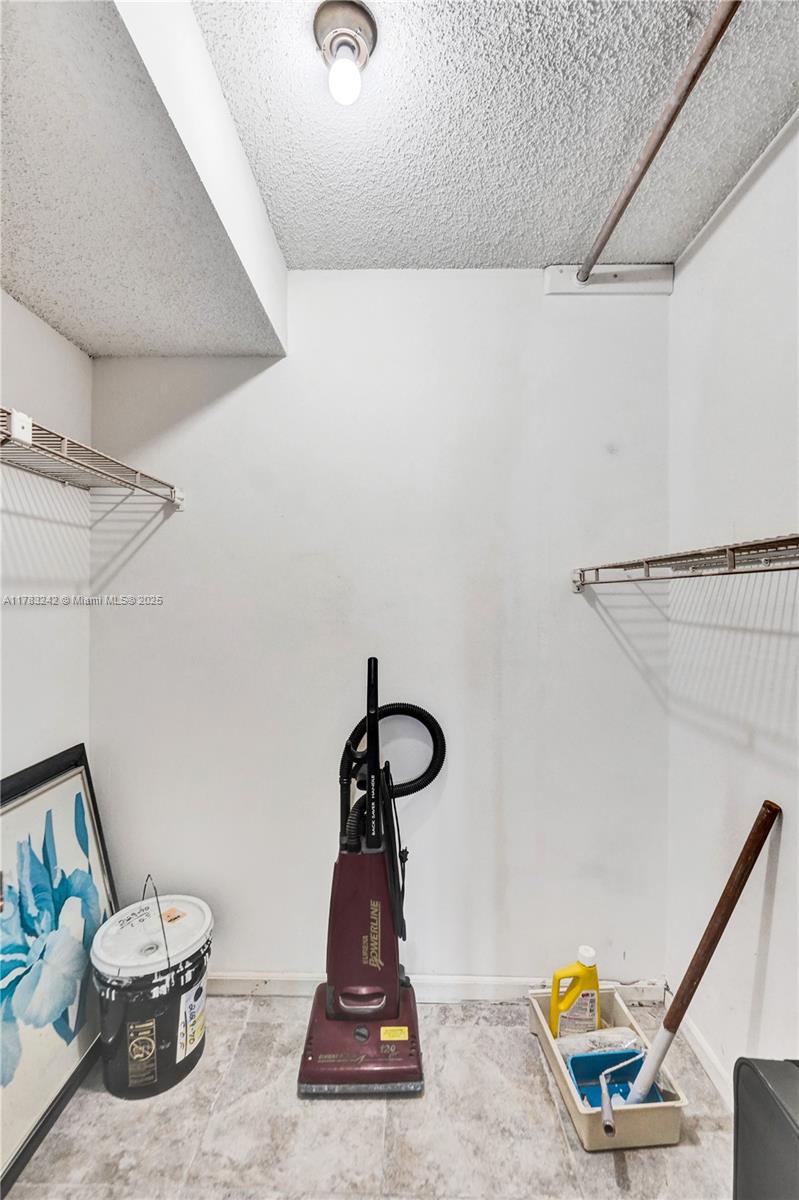 HOLLYBROOK GOLF & TENNIS - Residential