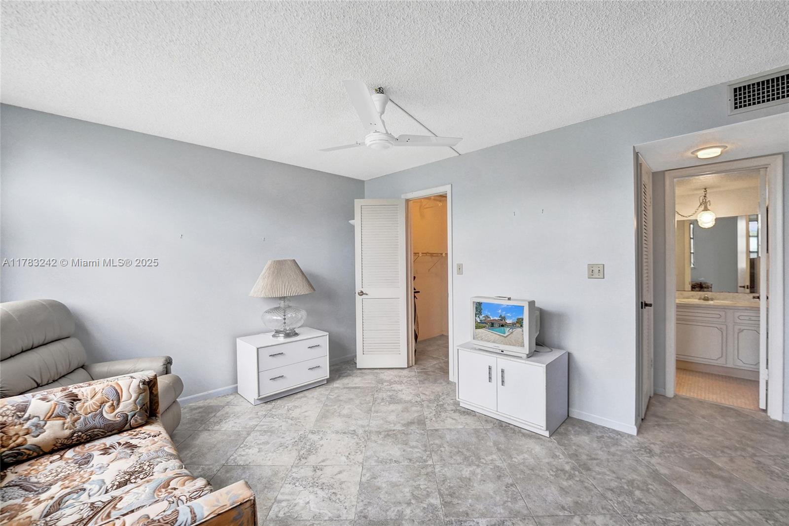 HOLLYBROOK GOLF & TENNIS - Residential