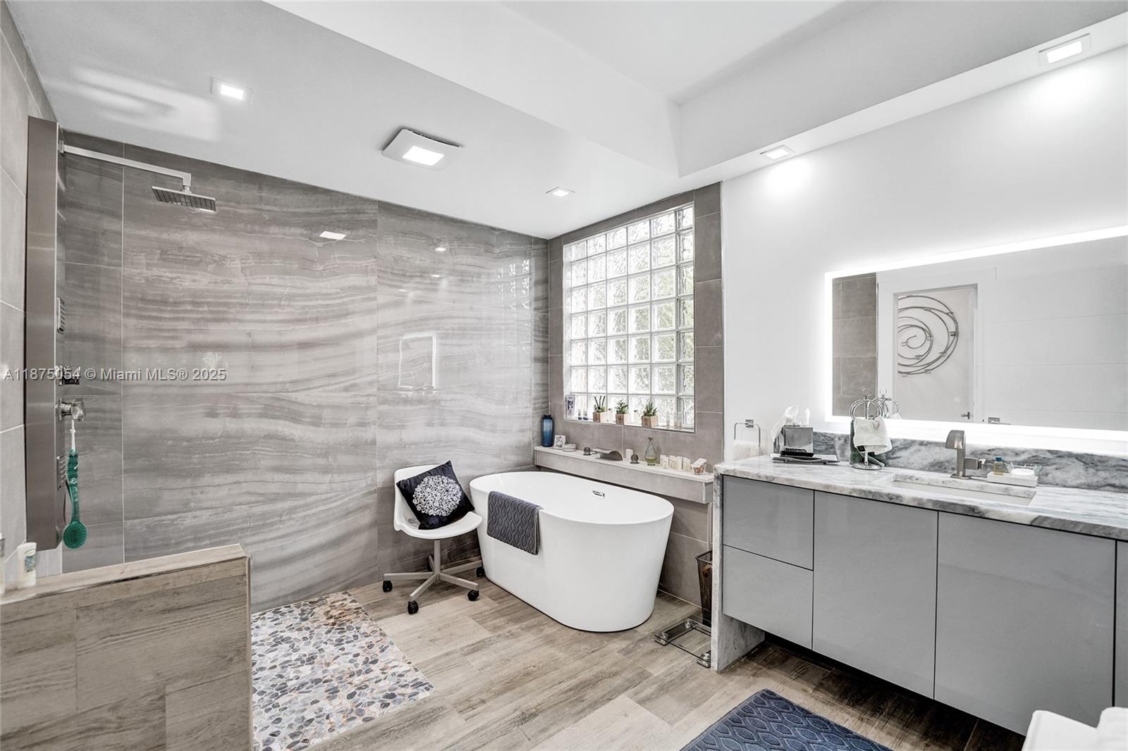 PEMBROKE FALLS - Residential