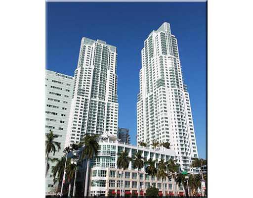 : Allow yourself to live in a luxury building that brings the best of Biscayne Blvd on the Bay. This 2 bathrooms, 2 bedrooms unit offers a brand new carpet, Kitchenaid appliances, washer and dryer, hurricane proof windows glass; and magnificent city view, indirect bay and ocean views. One parking space, and storage as well.Vizcayne has great amenities, including 4 pools, theater, spa, gym, and concierge service. Plus the location is across the street Bayside, with a great variety of resturants close by.