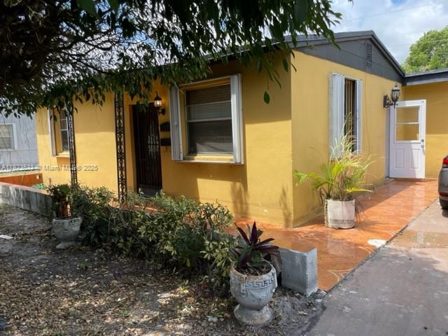 4 BED AND 2 BATH, GREAT FAMILY HOUSE WITH A PRIVATE YARD IN FORT LAUDERDALE.
PARKING ATTACHED.