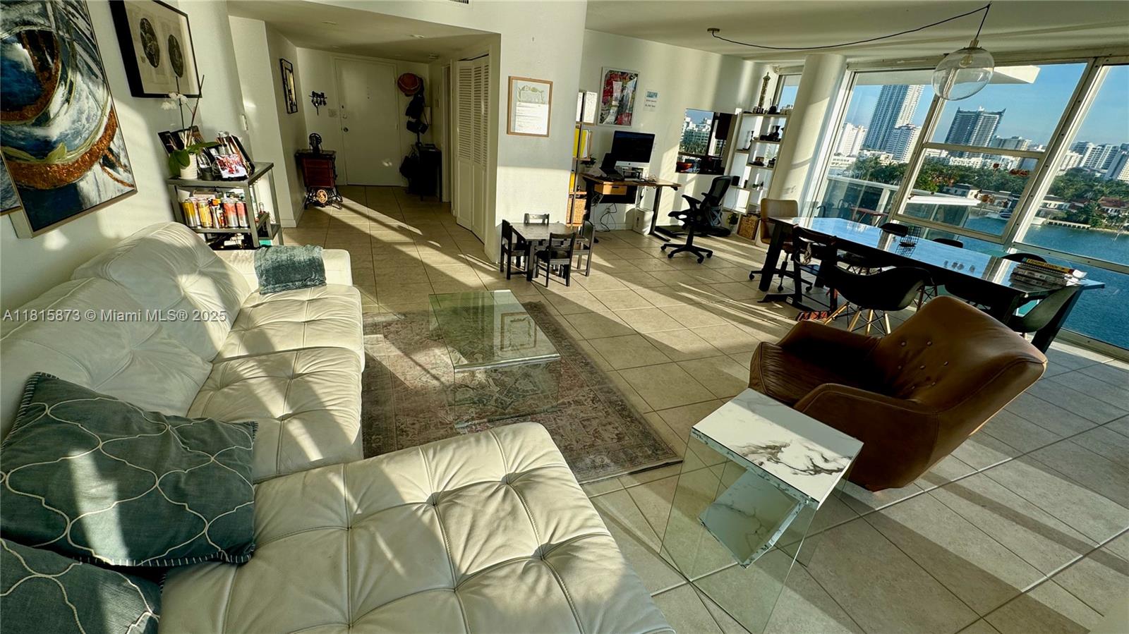 KING COLE CONDO - Residential