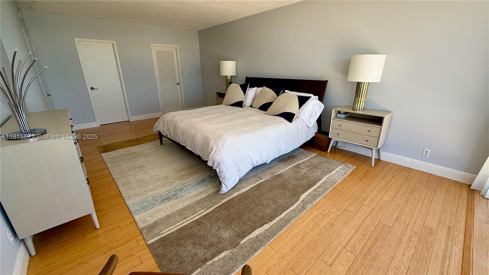 KING COLE CONDO - Residential