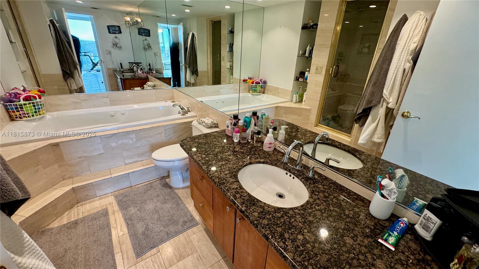 KING COLE CONDO - Residential