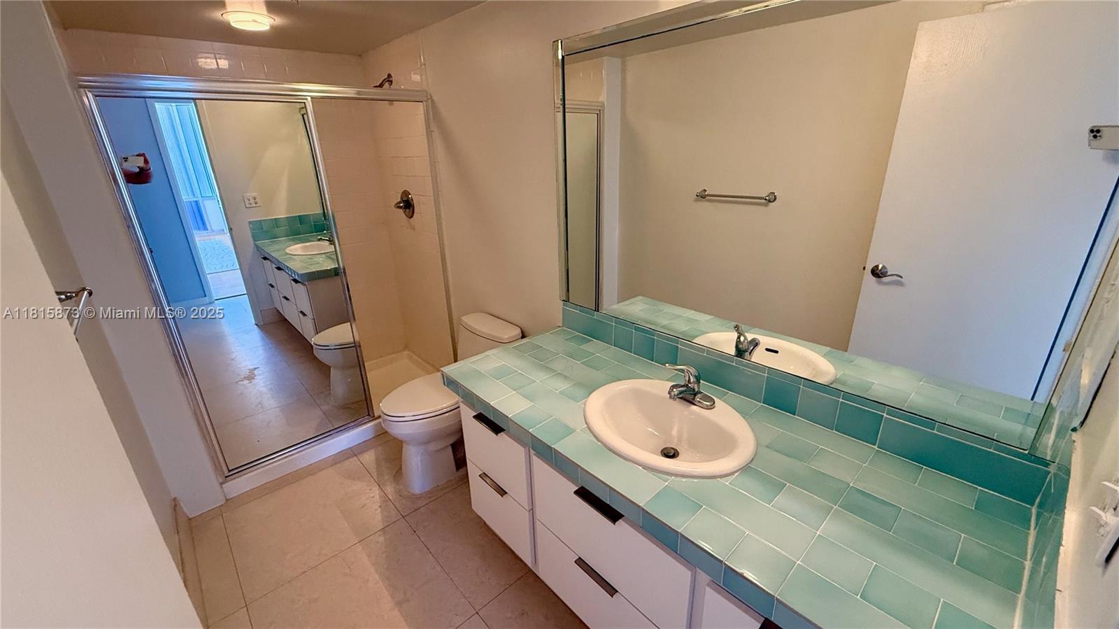 KING COLE CONDO - Residential