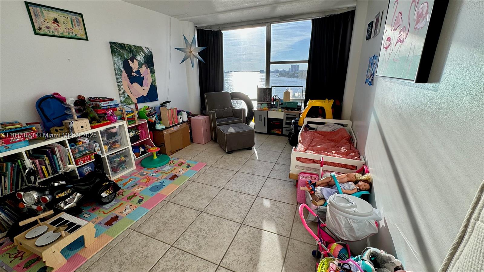 KING COLE CONDO - Residential