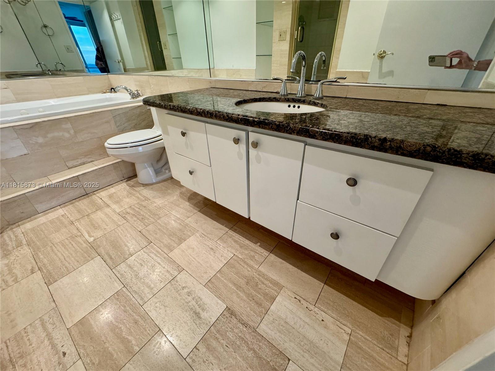 KING COLE CONDO - Residential