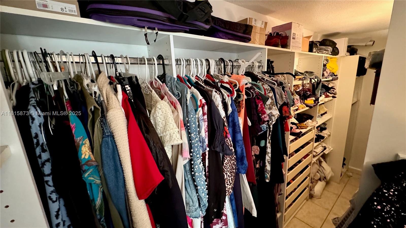 KING COLE CONDO - Residential