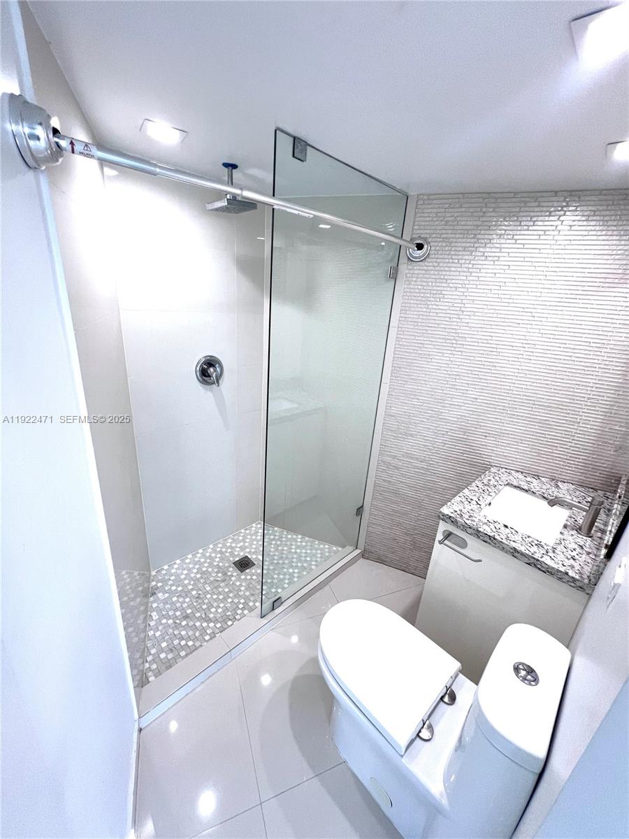 OCTAGON TOWERS I CONDO - Residential