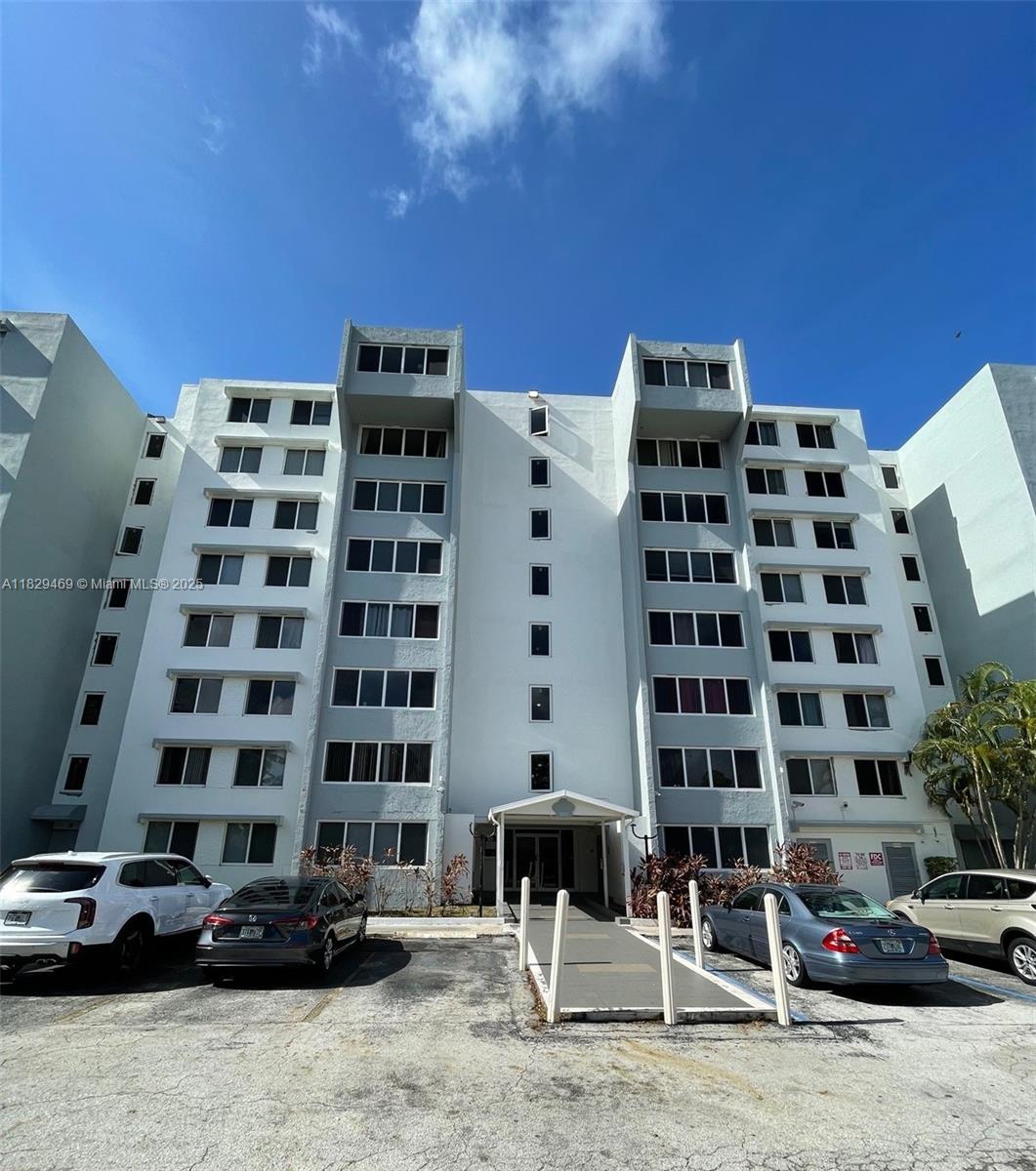 Charming 1-bedroom condo ideally located in the heart of Dadeland! Just steps from Dadeland Mall, top-rated schools, Baptist Hospital, Metrorail, and major highways. This unit offers practical living in one of Miami’s most desirable areas. Ideal for first-time buyers or investors, it’s a hidden gem with incredible location value. Don’t miss this opportunity!