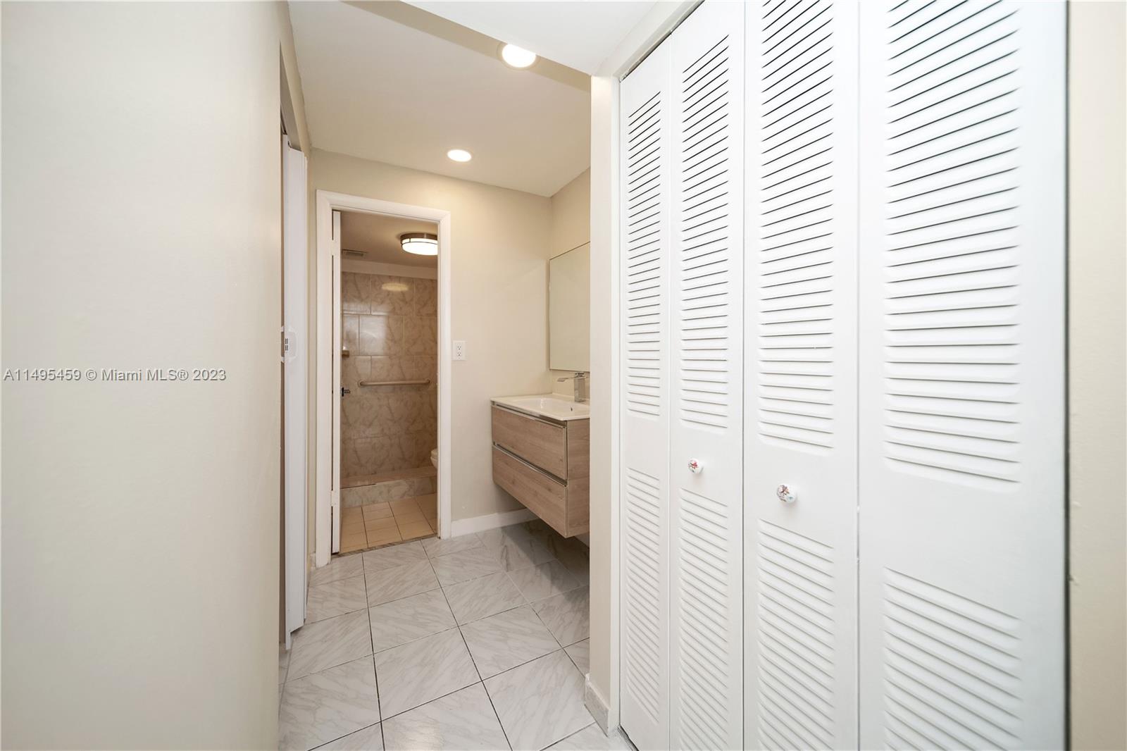 GATEWAY HOUSE CONDO - SOU - Residential Lease