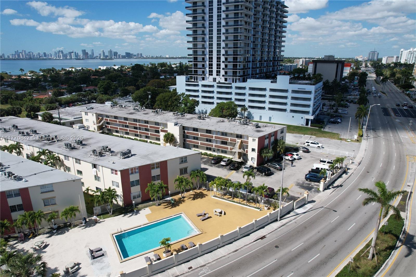 NO BAY WHITE HOUSE NO 4 C - Residential