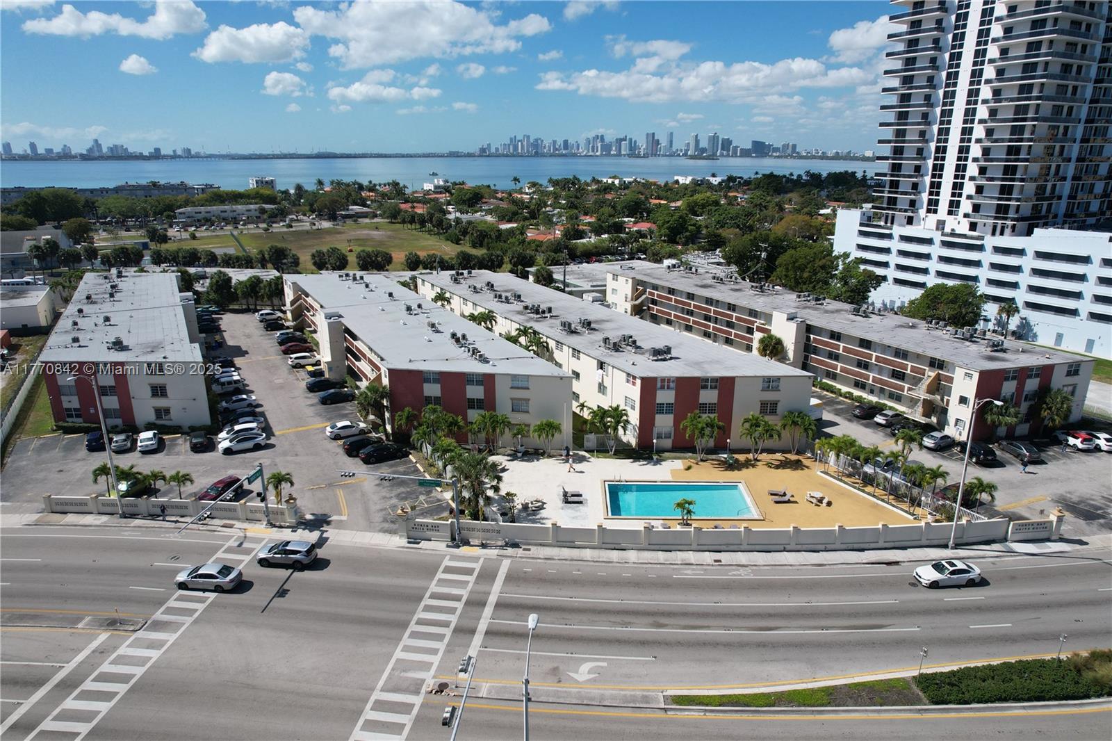 NO BAY WHITE HOUSE NO 4 C - Residential