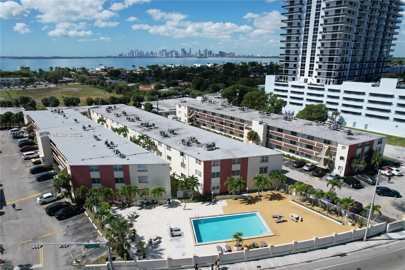 NO BAY WHITE HOUSE NO 4 C - Residential