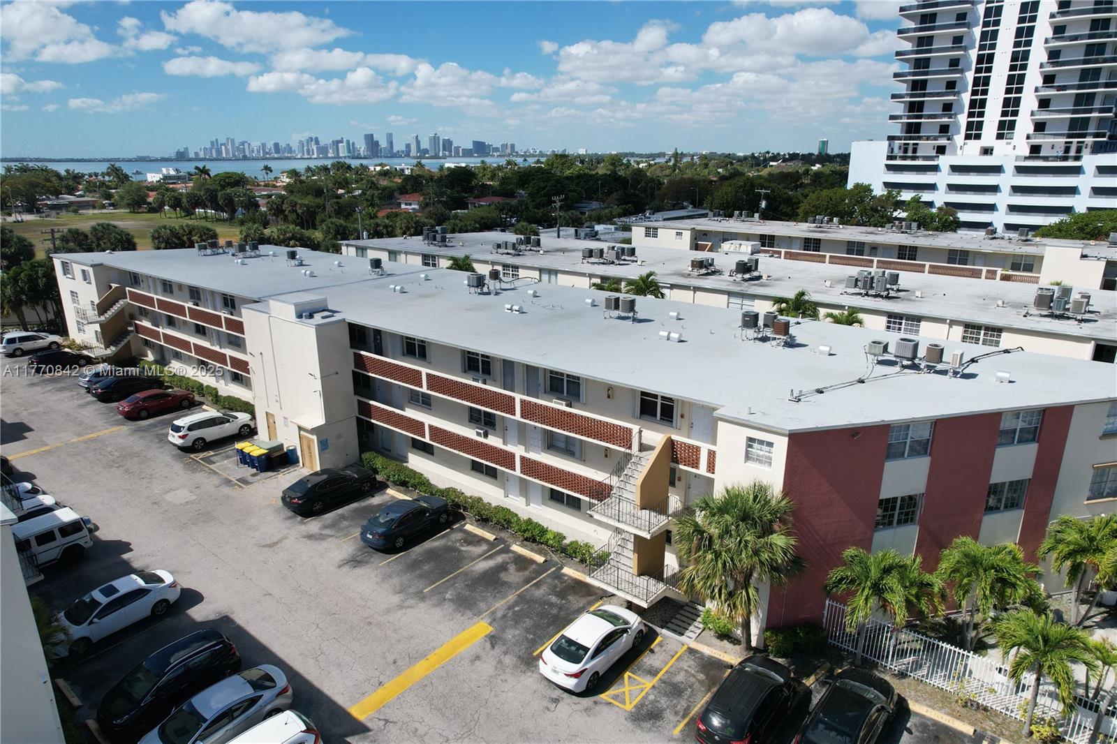 NO BAY WHITE HOUSE NO 4 C - Residential