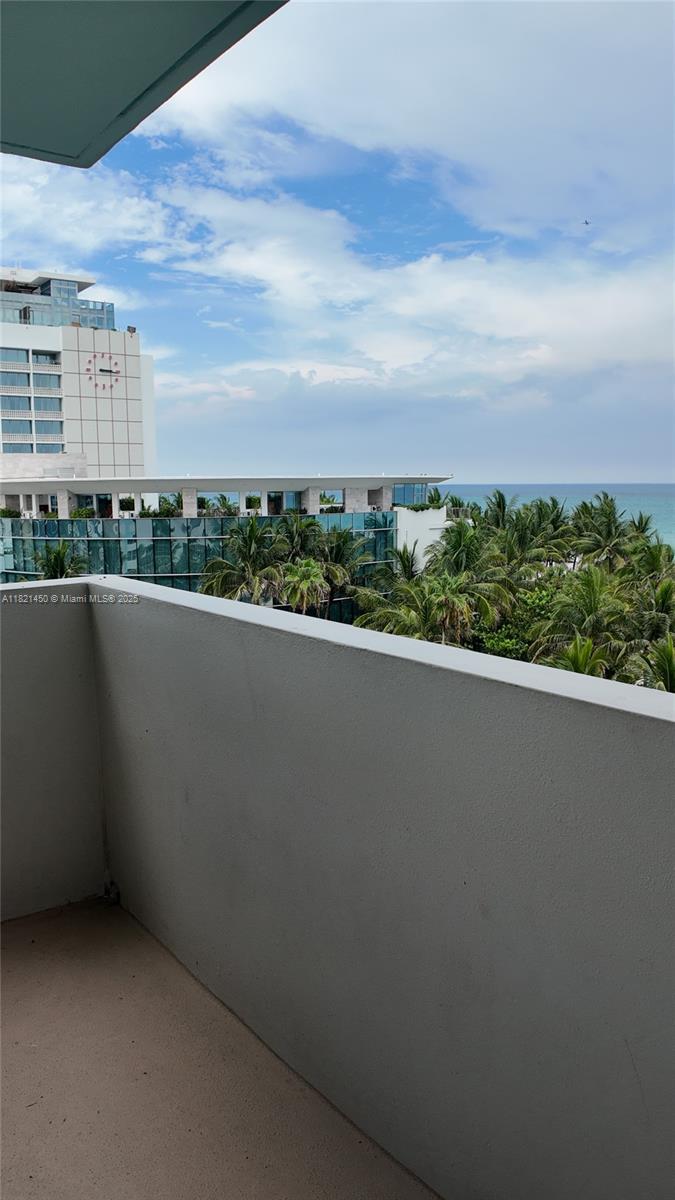 2899 Collins Ave 821