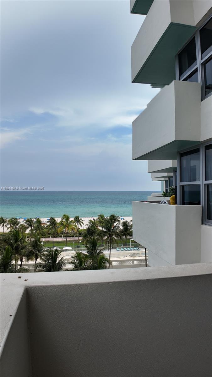 2899 Collins Ave 821