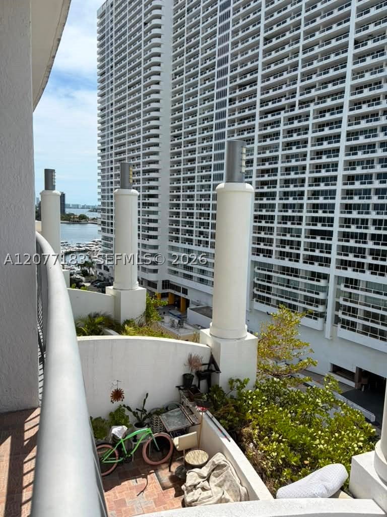 1750 N Bayshore Dr 1216