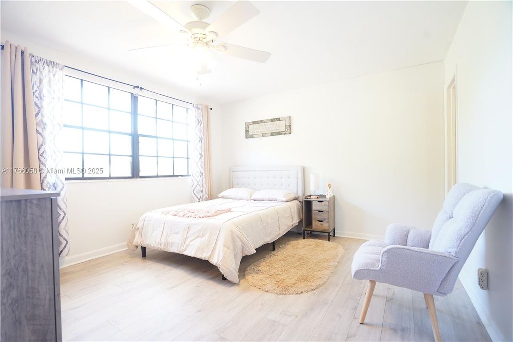 listing image 0