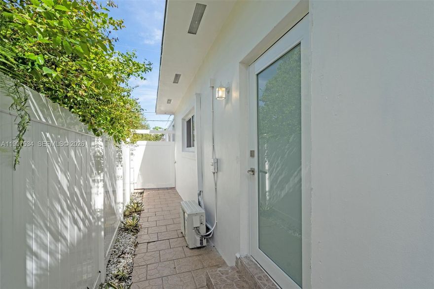Amazing Studio with All Utilities and internet Included. Spacious and move-in ready home just minutes from Coral Gables. Enjoy a bright, open layout with comfortable living areas and plenty of natural light. Centrally located near major highways, shopping, dining, and schools for ultimate convenience. Quick approval available—don’t miss this opportunity!