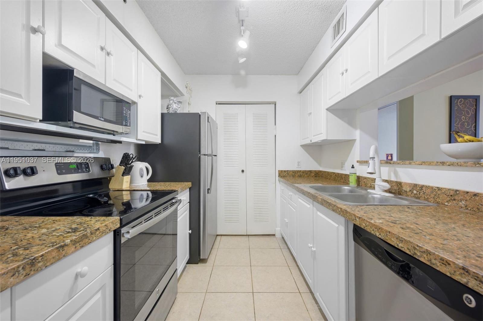 THE YACHT CLUB AT AVENTURA - Residential