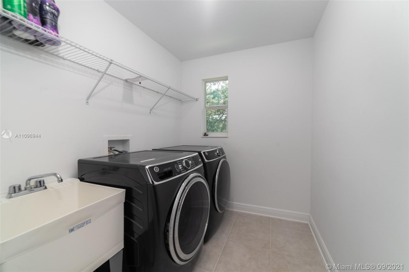 Tropical Pines - Residential