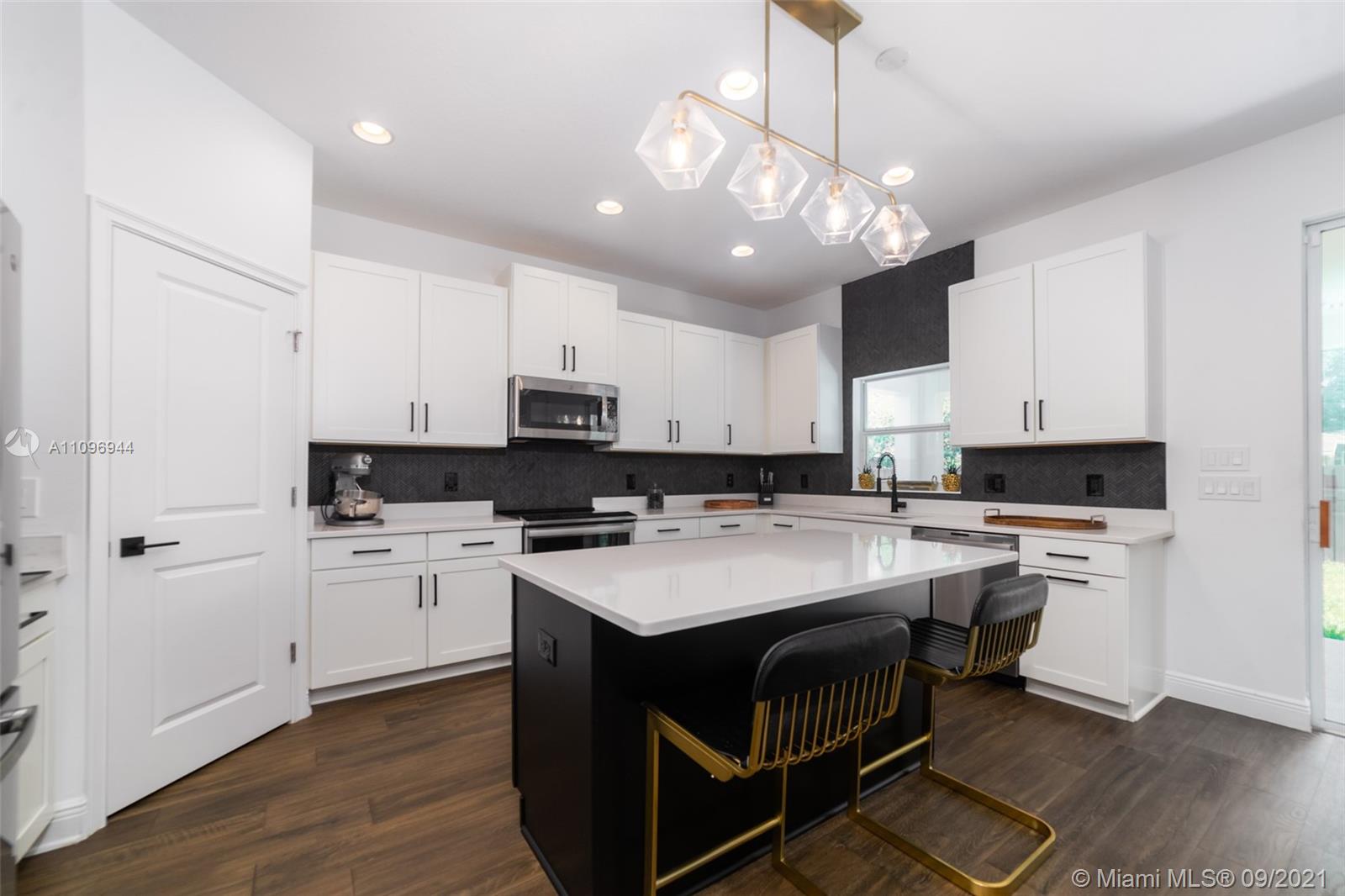 Tropical Pines - Residential