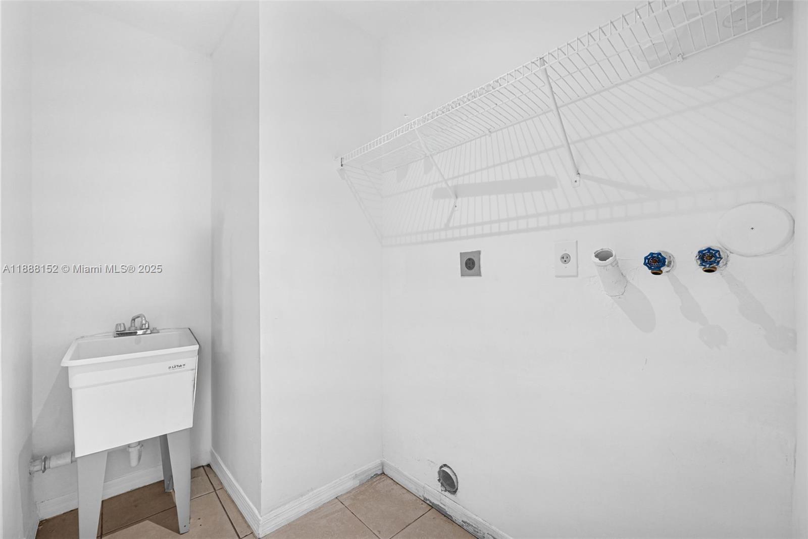 PRECIOUS HOMES AT TWIN LA - Residential