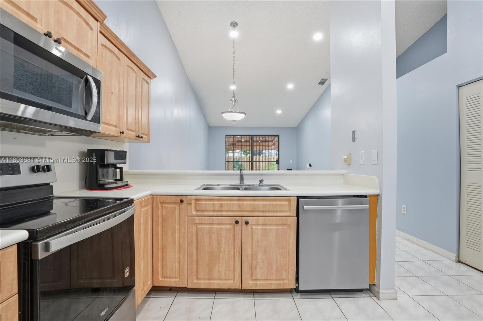 COUNTRY LAKE MANORS TOWNH - Residential