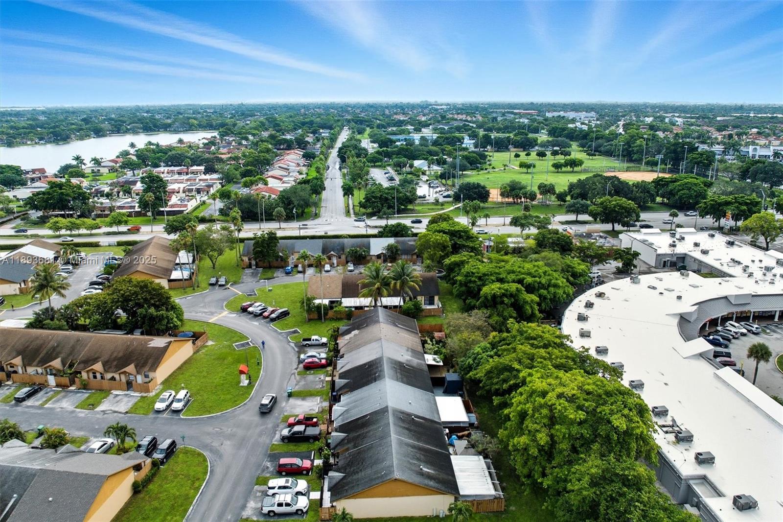 COUNTRY LAKE MANORS TOWNH - Residential