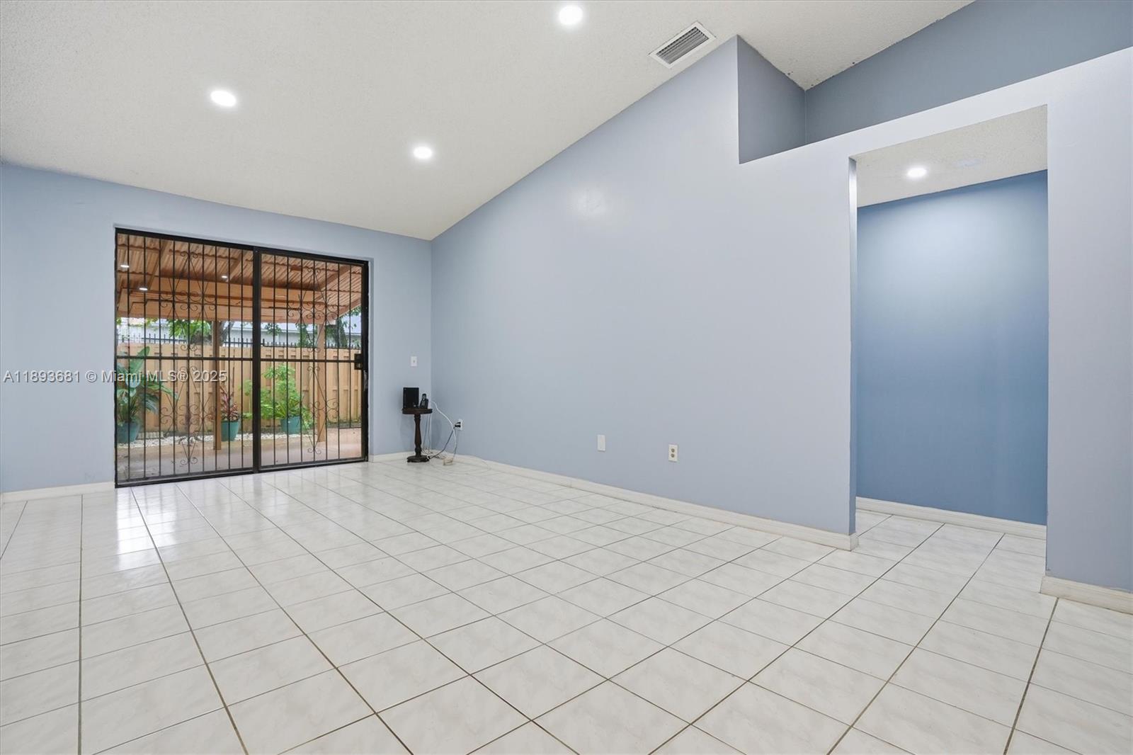 COUNTRY LAKE MANORS TOWNH - Residential