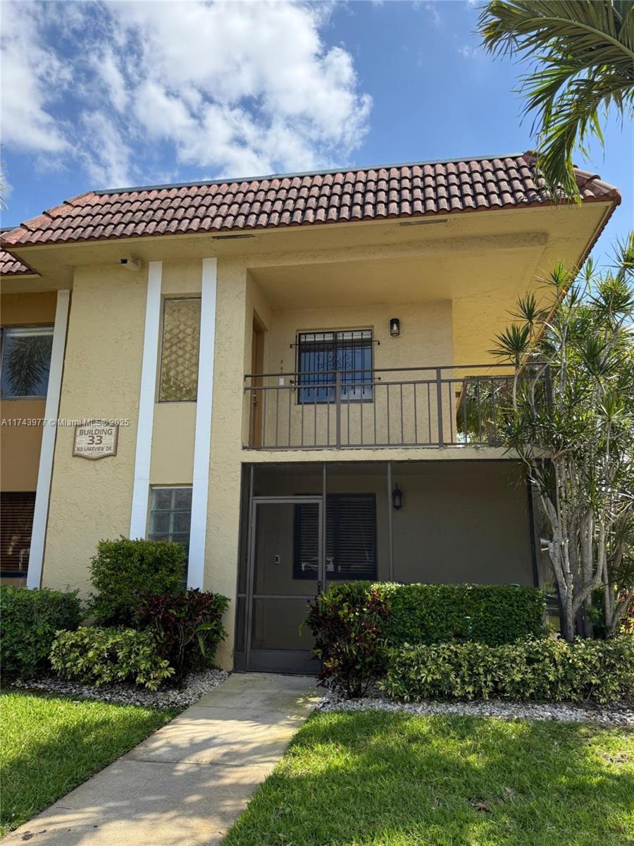 Rental Property at 303 Lakeview Dr 202, Weston, Broward County, Florida - Bedrooms: 2 
Bathrooms: 2  - $2,450 MO.